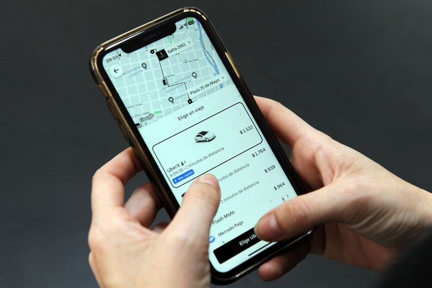 Hay días que tienen más demanda las apps, otros los taxis y remises. Foto: Archivo