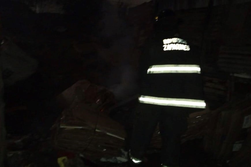 Bomberos sofocaron un incendio en una vivienda de Pasaje Mitre y Suipacha