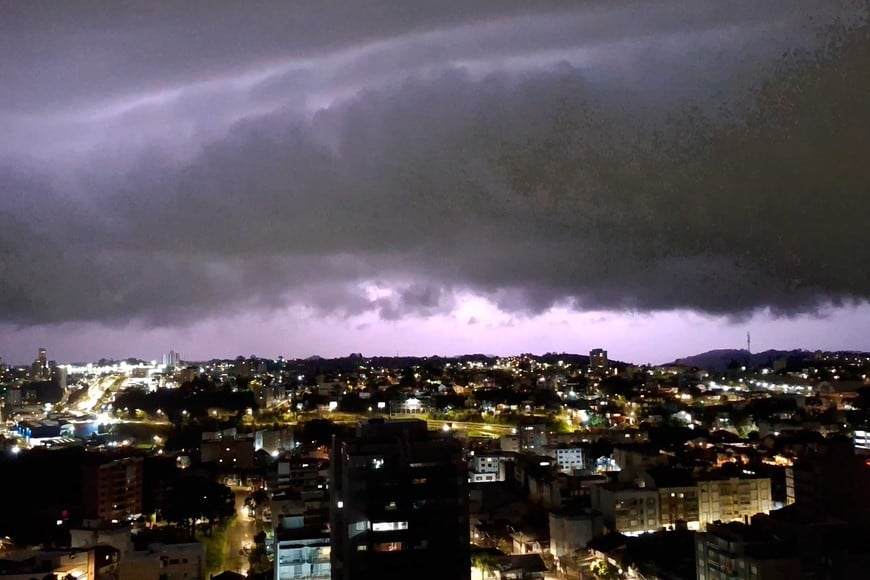 El frente de tormenta llamó la atención en varias localidades del sur brasileño. Crédito: @denisgoerl