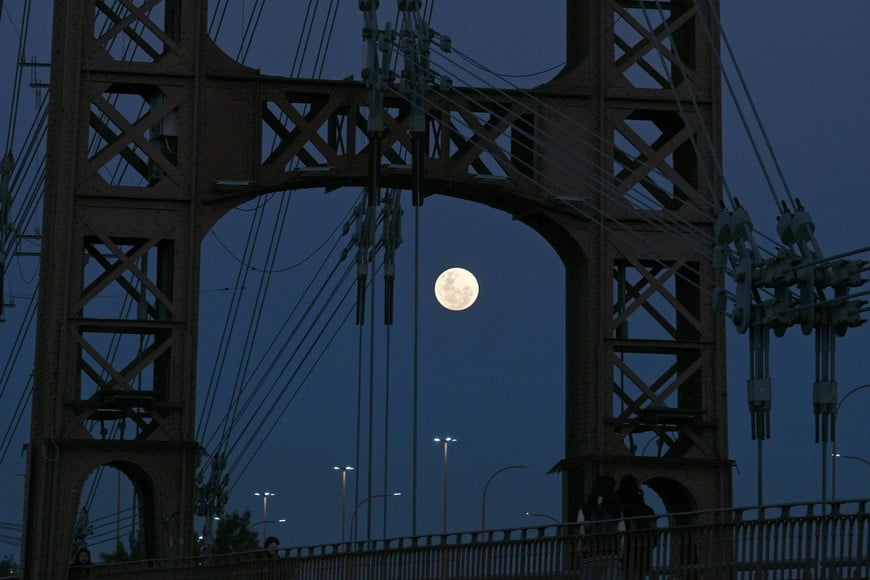 La Luna llena vista desde el Puente Colgante de Santa Fe. Foto: Manuel Fabatía