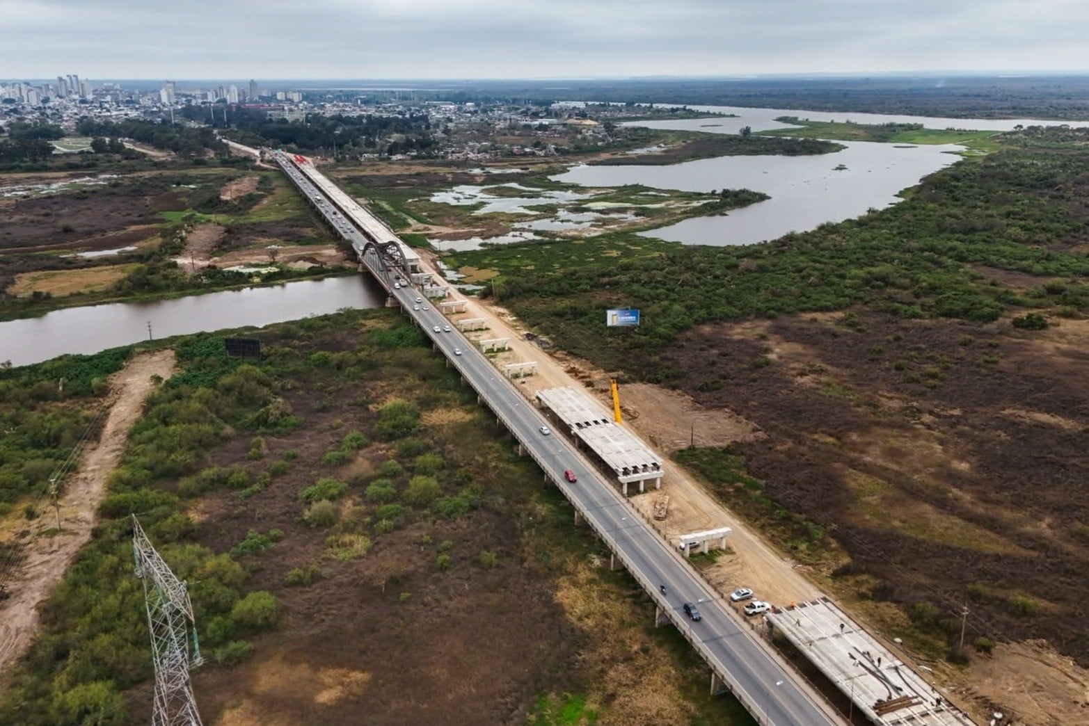 Avance de las obras con colocación de pilotes sobre el nuevo Puente Carretero entre Santa Fe y Santo Tomé.