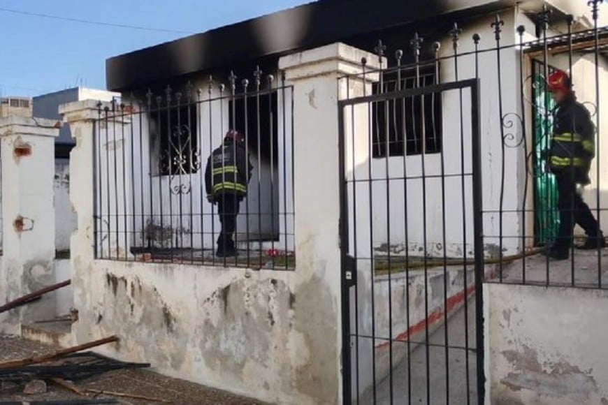 Bomberos trabajaron para controlar las llamas tras el incidente.