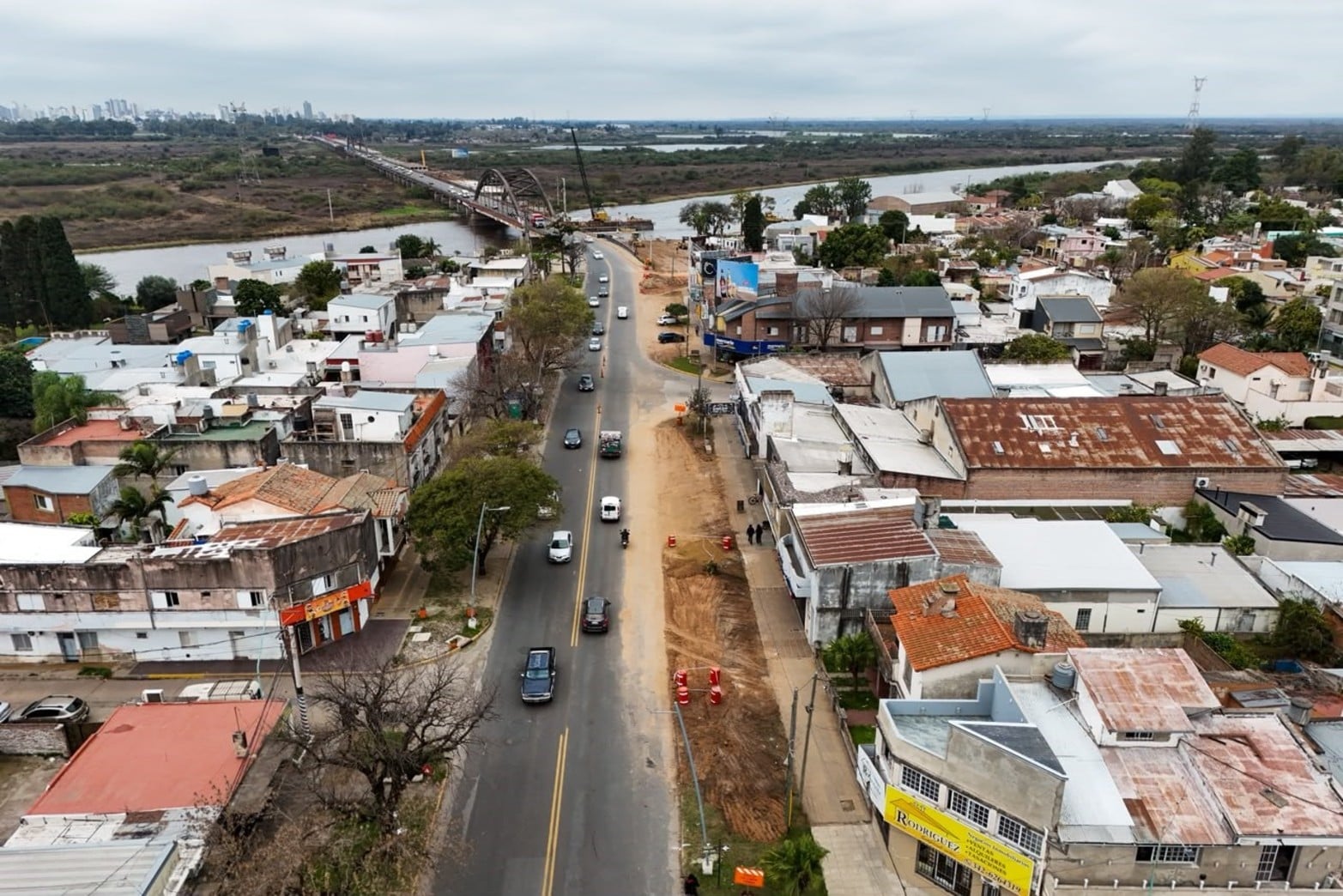 La avenida 7 de Marzo de Santo Tomé durante las obras por el nuevo Puente Carretero.