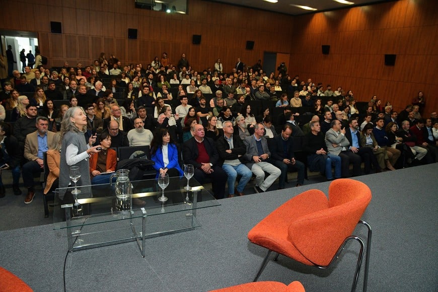 El auditorio lleno siguió con atención cada dato ofrecido por Müller. Guillermo Di Salvatore.