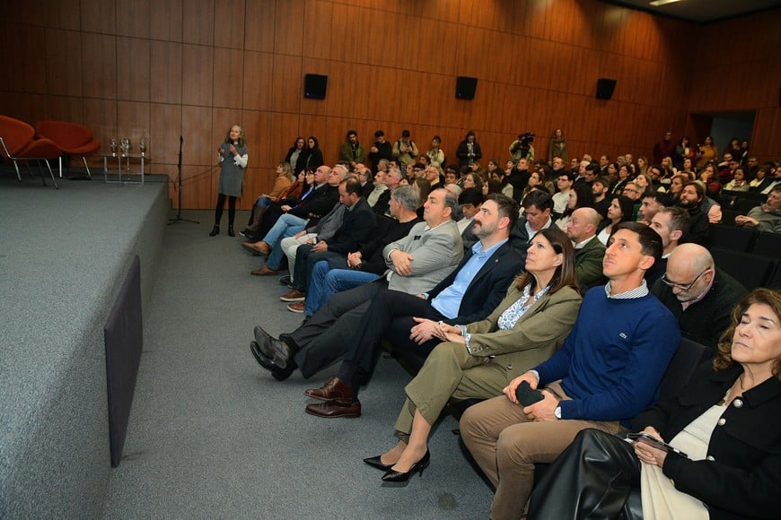La presentación se realizó en el Museo de la Constitución y estuvo encabezada por el ministro de Ambiente y Cambio Climático, Enrique Estévez, acompañado por el intendente Juan Pablo Poletti, el senador Julio "Paco" Garibaldi, la presidenta de la Cámara de Diputados, Clara García, autoridades universitarias, investigadores, intendentes y presidentes comunales del área metropolitana. Guillermo Di Salvatore.