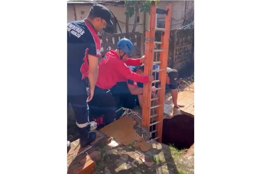 Lla mujer se encontraba tendiendo ropa en el patio cuando el suelo cedió de manera repentina.