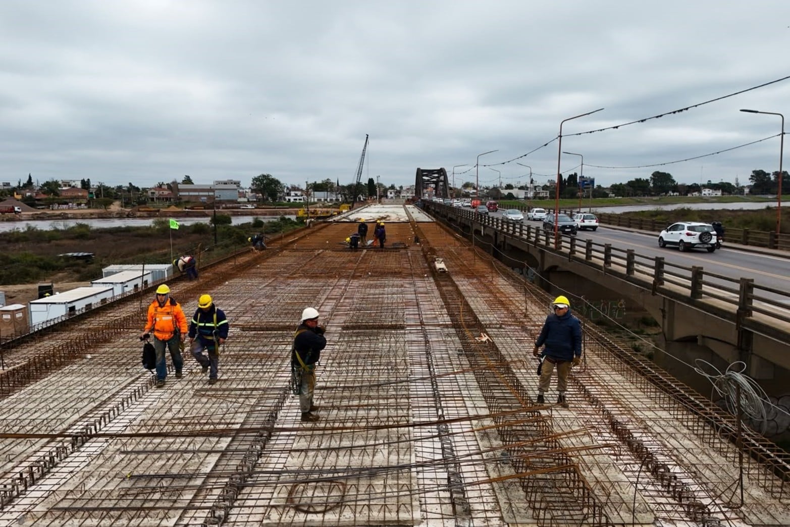 Avance de las obras con colocación de pilotes sobre el nuevo Puente Carretero entre Santa Fe y Santo Tomé.