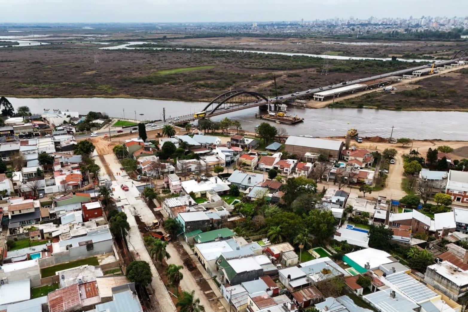 El avance de las obras sobre avenida Mitre de Santo Tomé por el nuevo Puente Carretero.