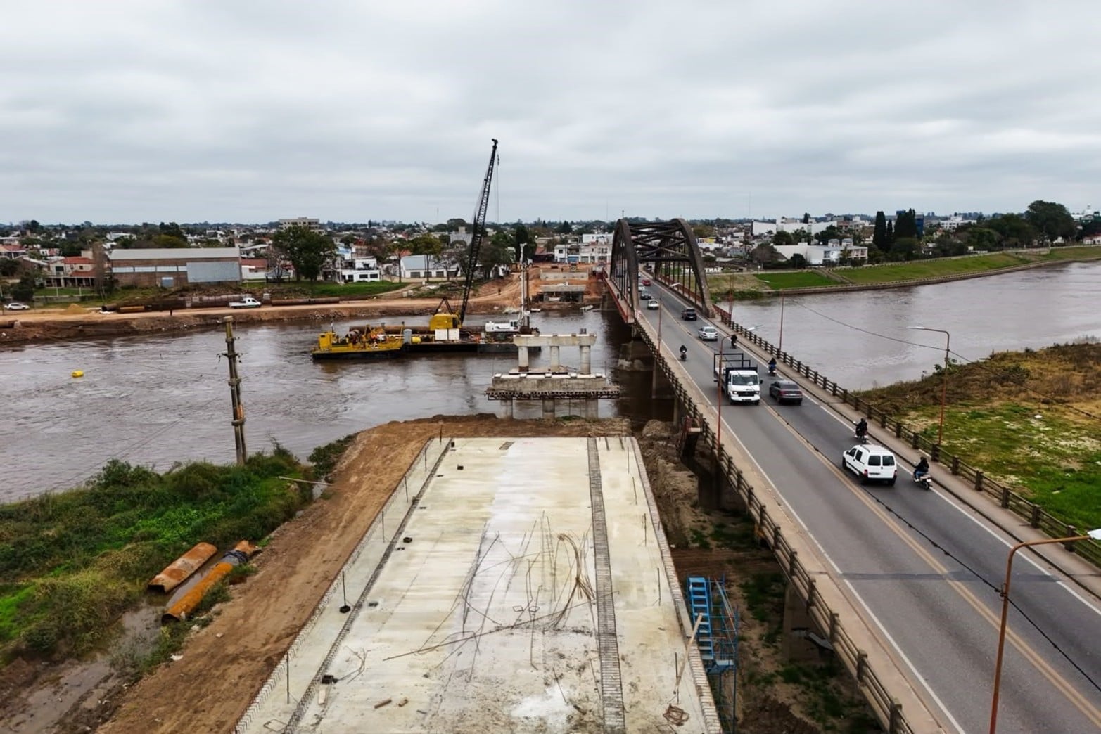Avance de las obras con colocación de pilotes sobre el nuevo Puente Carretero entre Santa Fe y Santo Tomé.