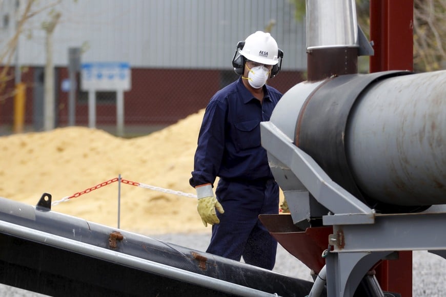 staff member works at a pilot factory, where state-controlled energy company YPF is refining sand used in fracking, a process by which shale oil and gas is extracted, in Buenos Aires April 16, 2015. The cost of drilling wells in Argentina's vast but barely-tapped Vaca Muerta shale oil and gas formation will fall at least 10 percent by the end of 2016, Miguel Galuccio, chief executive officer of state energy company said on Thursday. REUTERS/Enrique Marcarian argentina trabajador YPF utilizacion fracking fabrica piloto empresa energética estatal YPF
