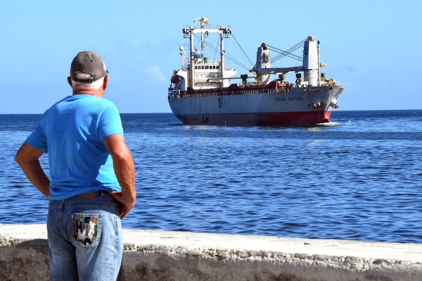 (260518) -- LA HABANA, 18 mayo, 2026 (Xinhua) -- Un hombre observa un buque de asistencia humanitaria procedente de México que entra al puerto, en La Habana, capital de Cuba, el 18 de mayo de 2026. El buque de asistencia humanitaria llegó el lunes al puerto de la capital de Cuba, una ayuda solidaria enviada por México y Uruguay, ante la crisis que vive la isla caribeña provocada por el bloqueo impuesto por Estados Unidos. (Xinhua/Joaquín Hernández) (jh) (ah) (vf)