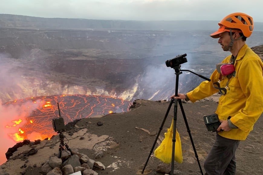 A geologist of the U.S. Geological Survey's Hawaiian Volcano Observatory (HVO) monitors the eruption of Kilauea ?volcano in Hawaii National Park, Hawaii, U.S. September 29, 2021. Picture taken September 29, 2021. USGS/D. Downs/Handout via REUTERS THIS IMAGE HAS BEEN SUPPLIED BY A THIRD PARTY.