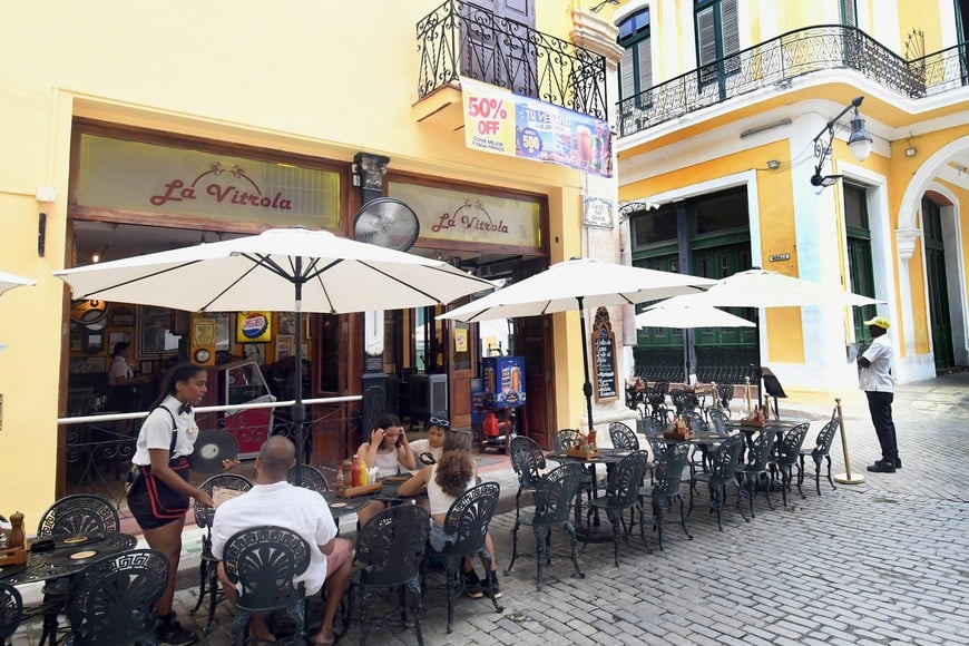 (260729) -- LA HABANA, 29 julio, 2026 (Xinhua) -- Personas comen en un restaurante, en La Habana, capital de Cuba, el 29 de julio de 2026. Cuba anunció una reducción de las actividades prohibidas para actores económicos no estatales, mediante un nuevo marco legal que amplía la participación de las micro, pequeñas y medianas empresas (Mipymes) de carácter privado, así como cooperativas no agropecuarias y trabajadores por cuenta propia en distintas ramas de la economía, difundieron el miércoles medios cubanos. (Xinhua/Joaquín Hernández) (jh) (jg) (ra) (ce)