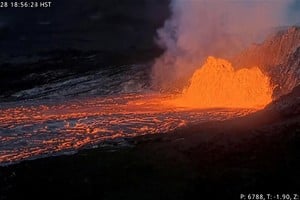 Flujos de lava del volcán Kilauea y aparición de una fuente en forma de domo en Hawái. REUTERS