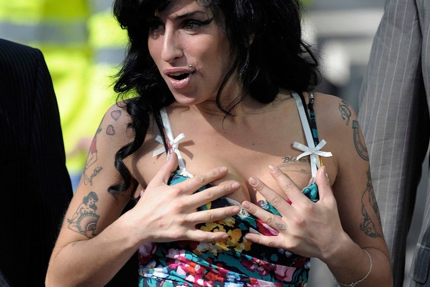 British singer Amy Winehouse arrives at the City of Westminster Magistrates Court in central London in this March 17, 2009 file photo. Winehouse has been found dead at her home in north London, Sky News reported on July 23, 2011. REUTERS/Kieran Doherty/Files (BRITAIN - Tags: ENTERTAINMENT OBITUARY) Amy Winehouse fallecimiento cantante inglesa muerte fallecio cantante en su casa domicilio fotos historia vida de la cantante