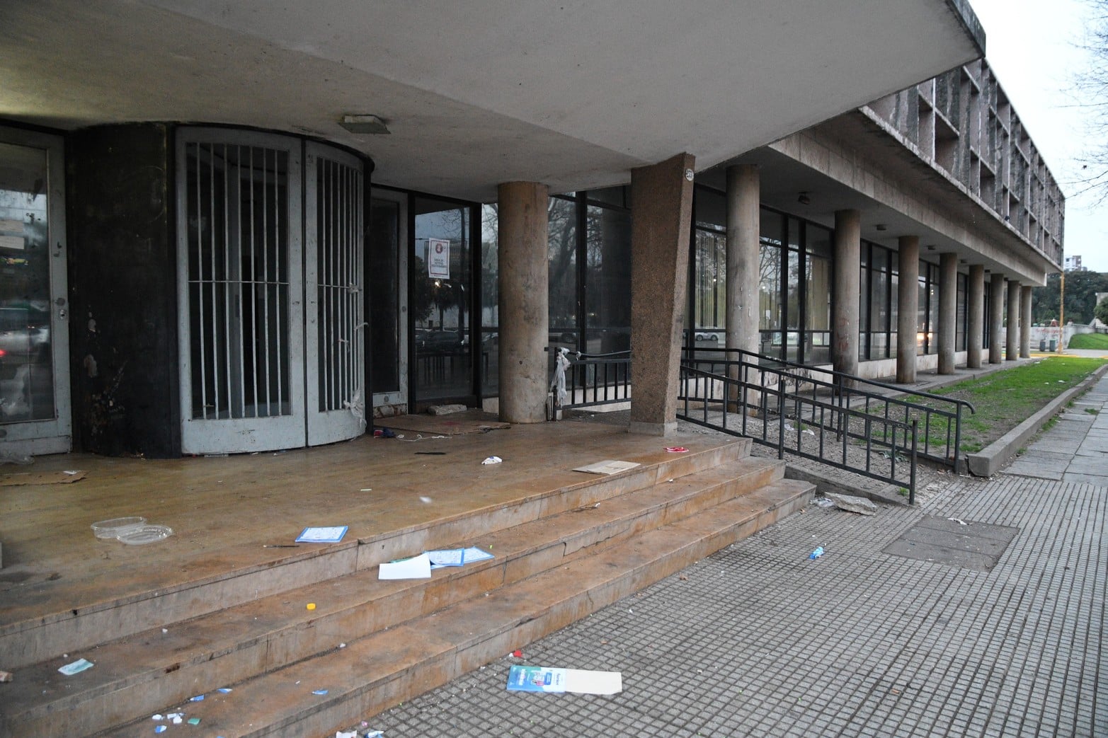 Vidrios rotos, basura, revoques caídos, palomas, humedad. Así está el edificio.