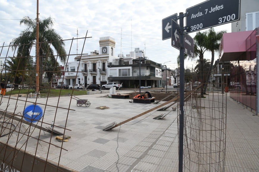 En avenida de los 7 Jefes, entre Castellanos y Grand Bourg, ya se colocaron las baldosas y el mobiliario urbano. Se eliminó el sector de calle que había y que era usado para estacionar. Foto: Manuel Fabatía
