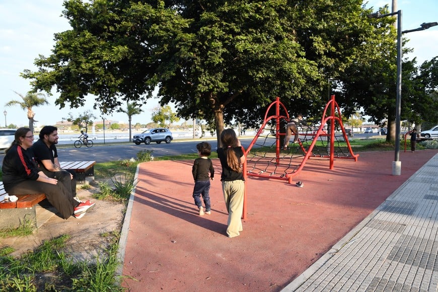 Desde Domingo Silva hacia el norte, los sectores ya habilitados comenzaron a ser disfrutados por vecinos que utilizan los juegos infantiles y el nuevo mobiliario urbano. Foto: Manuel Fabatía