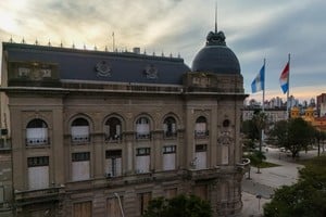 La vista de la Casa de Gobierno de Santa Fe desde calle San Martín, con la Plaza 25 de Mayo de fondo. Crédito: Fernando Nicola