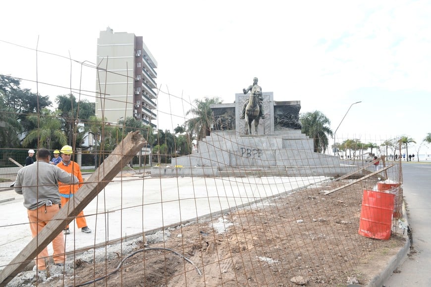 El sector del codo donde se erige el Monumento al Brigadier Estanislao López avanza a ritmo frenético. Foto: Manuel Fabatía