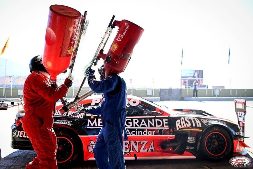 Recarga en el Camaro de Agustin Canapino.