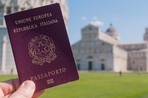 Pese a este avance trascendental respecto a la "cuestión menor", el marco normativo para acceder al pasaporte italiano continúa atravesando un proceso de redefinición estructural.