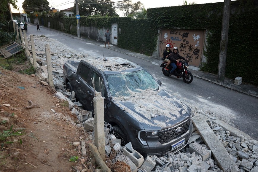 A vehicle stands amid rubble after a wall collapsed during strong winds in Rio de Janeiro, Brazil July 30, 2026. REUTERS/Pilar Olivares TPX IMAGES OF THE DAY