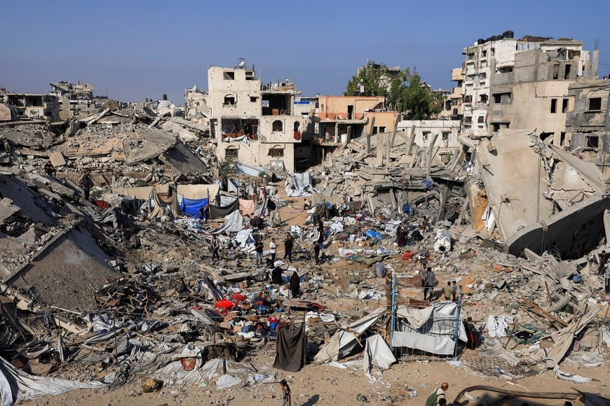 Palestinians inspect the site of Wednesday's Israeli strike on a house whose residents were pre-warned by the Israeli military to evacuate, in Gaza City, July 30, 2026. REUTERS/Dawoud Abu Alkas REFILE - QUALITY REPEAT