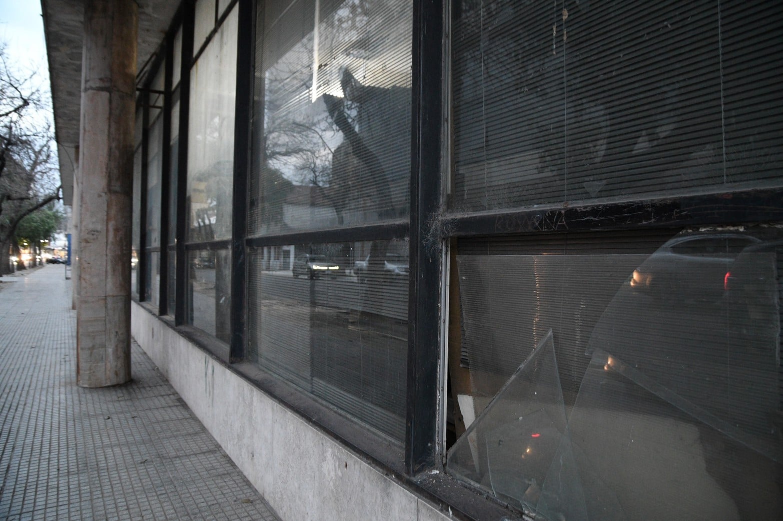 Vidrios rotos, basura, revoques caídos, palomas, humedad. Así está el edificio.