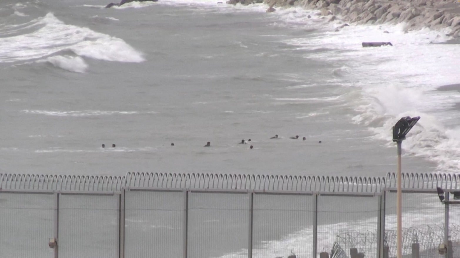 Los migrantes llegan a nado. 