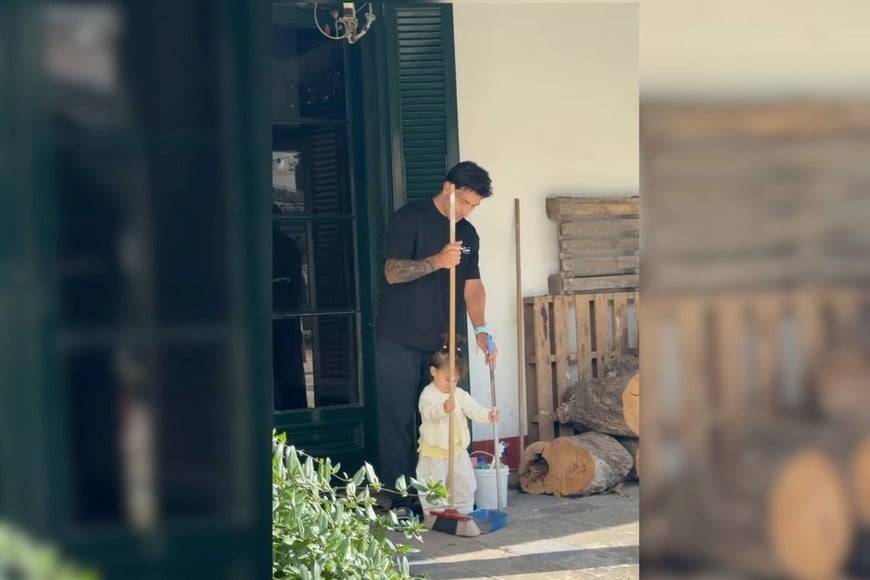 Lisandro Martínez junto a su hija Aurora en un momento familiar que se viralizó.