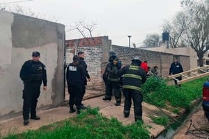 Policías y bomberos acudieron ante la presencia de llamas en el lugar.