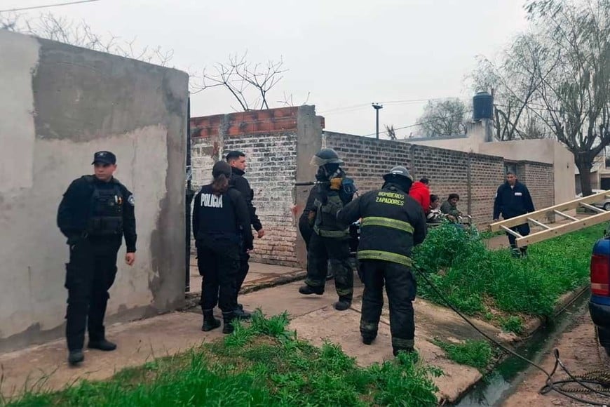 Policías y bomberos acudieron ante la presencia de llamas en el lugar.