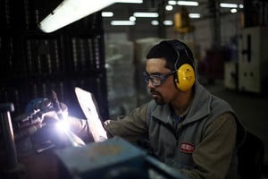 El sector industrial culmina el semestre con un descenso del 2,2%, mientras que la construcción avanza un 2,8%, aunque la caída en junio resalta las dificultades. Foto: REUTERS / Agustin Marcarian.