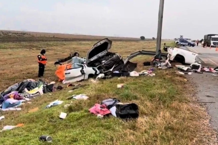 Así quedó la camioneta tras el accidente sobre la autopista Rosario - Córdoba.