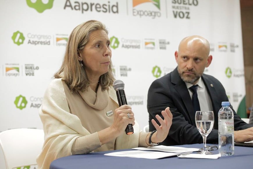 Carolina Meiller anunció los detalles del congreso acompañada atentamente por el ministro de la Producción de Santa Fe, Gustavo Puccini.