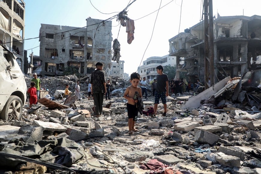 (260730) -- GAZA, 30 julio, 2026 (Xinhua) -- Palestinos inspeccionan la destrucción tras un ataque aéreo israelí en el campamento de refugiados de Al-Shati, en el oeste de la Ciudad de Gaza, el 30 de julio de 2026. (Xinhua/Rizek Abdeljawad) (jg) (ra)