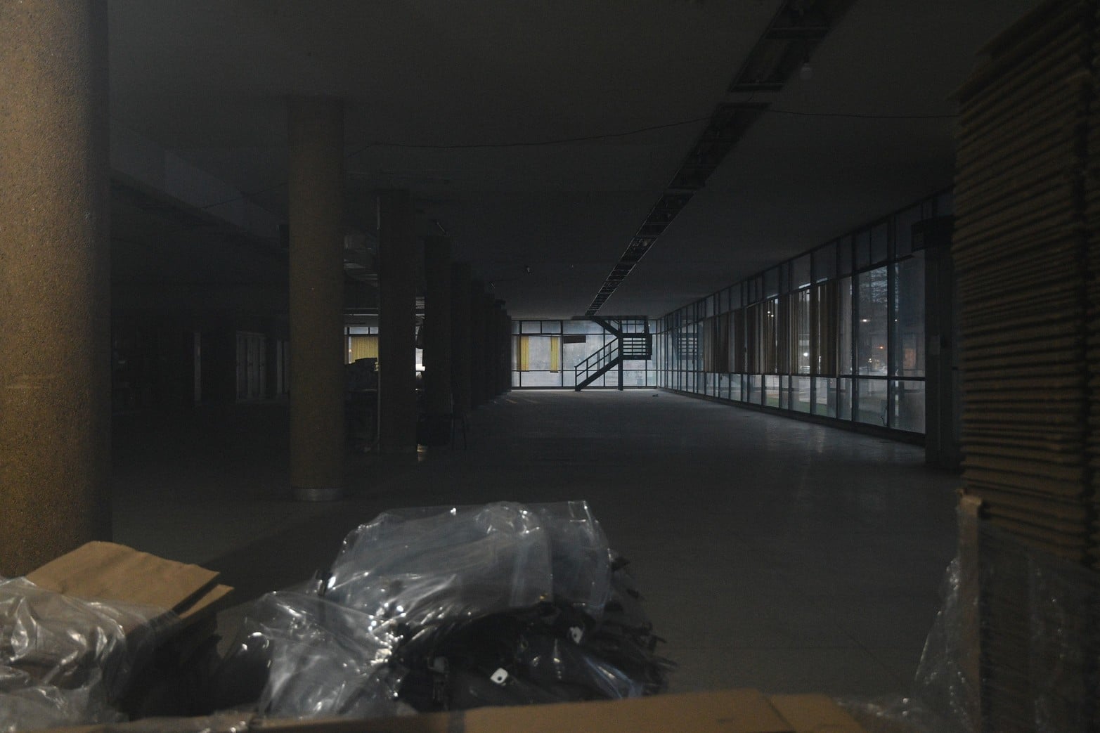 Vidrios rotos, basura, revoques caídos, palomas, humedad. Así está el edificio.