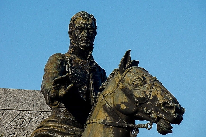 Un Brigadier clásico, en el bronce de los héroes. Monumento de Estanislao López en la costanera de Santa Fe.