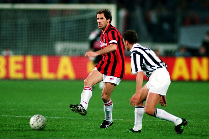 FILE PHOTO: Soccer Football - Italian Cup Semi Final, Second Leg - Juventus v AC Milan - Stadio Delle Alpi, Turin, Italy - April 14, 1992
Milan's Franco Baresi in action Mandatory Credit: Action Images/File Photo