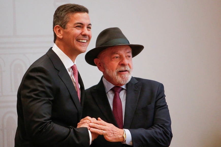 Paraguay's President and Pro Tempore President of MERCOSUR Santiago Pena shakes hands with  Brazil's President Luiz Inacio Lula da Silva as he arrives for the Mercosur summit at the CONMEBOL Convention Center, in Luque, Paraguay, June 30, 2026. REUTERS/Cesar Olmedo