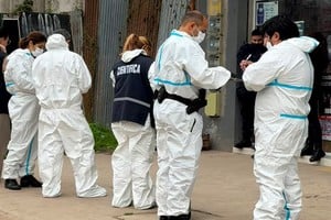 La Policía Científica realizó pericias en la carnicería donde ocurrió el enfrentamiento fatal.