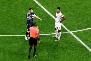 Las imágenes grabadas por la cámara corporal del árbitro Ismail Elfath muestran cómo vivió desde adentro la caliente semifinal entre Argentina e Inglaterra. Foto: REUTERS / Lee Smith.