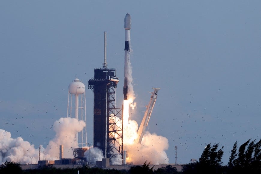 A SpaceX Falcon 9 rocket lifts off from the Kennedy Space Center with a payload of Starlink satellites in Cape Canaveral, Florida, U.S., January 8, 2025. REUTERS/Joe Skipper TPX IMAGES OF THE DAY