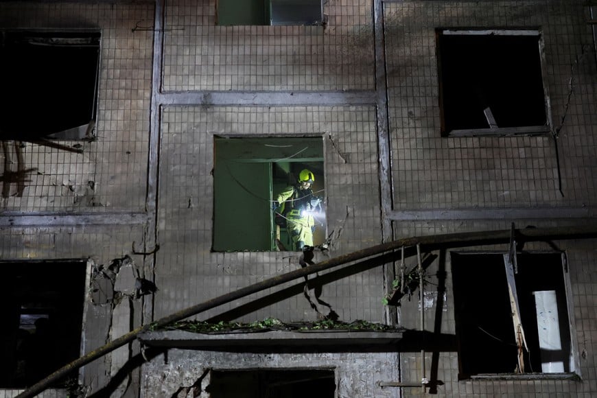 A firefighter works at the site of an apartment building hit by a Russian missile strike, amid Russia's attack on Ukraine, in Kyiv, Ukraine, August 1, 2026. REUTERS/Gleb Garanich