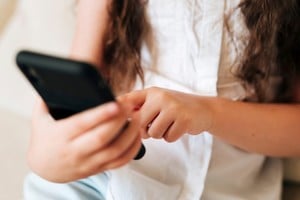 La iniciativa promueve el uso responsable de tecnologías entre niños y adolescentes.