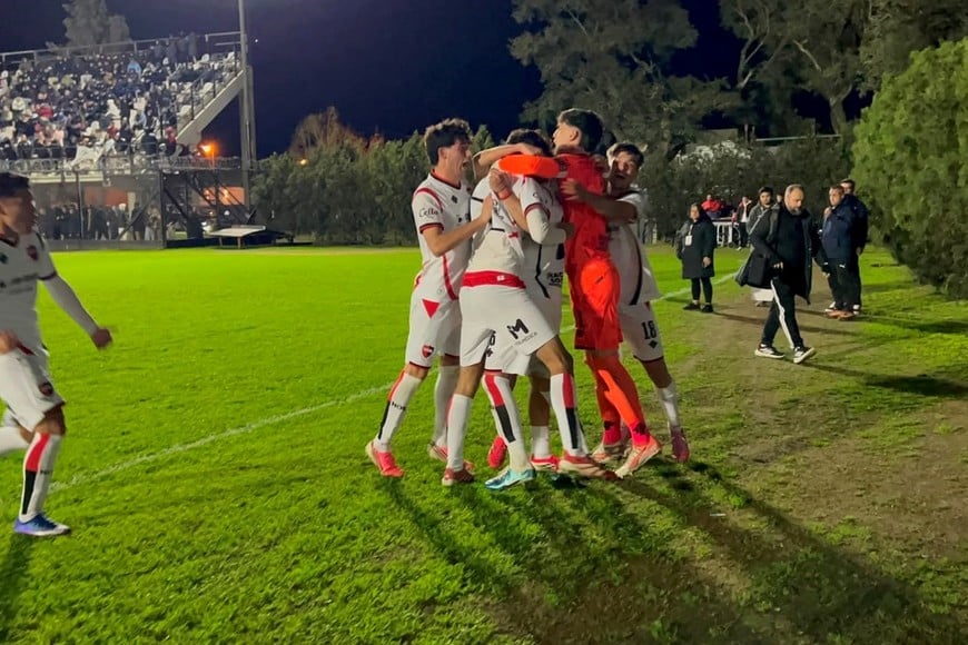 Los pibes de Newell's festejaron la clasificación por penales en Arroyo Seco. Foto: Pablo Busso.