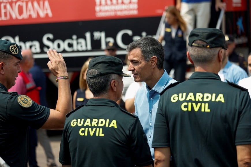 Spanish Prime Minister Pedro Sanchez meets members of emergency services during his visit to an area affected by a wildfire, at the Avanza Command Post in La Vall d'Uixo, Castellon province, Spain, July 27, 2026. REUTERS/Eva Manez