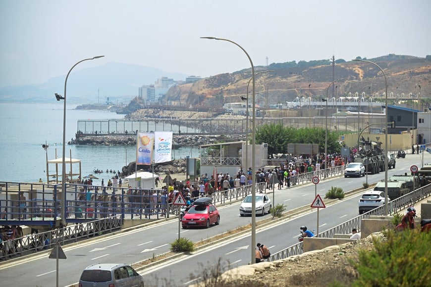 Migrants walk towards the border with Morocco to leave Spain, amid mass crossings of migrants on foot and by sea from Morocco into Spanish territory, in Ceuta, Spain, July 31, 2026. REUTERS/Fabian Bimmer
