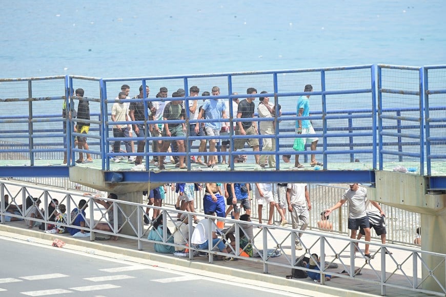 Migrants walk towards the border with Morocco to leave Spain, amid mass crossings of migrants on foot and by sea from Morocco into Spanish territory, in Ceuta, Spain, July 31, 2026. REUTERS/Fabian Bimmer